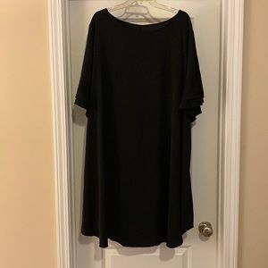Black swing style dress with ruffled sleeves. 5X